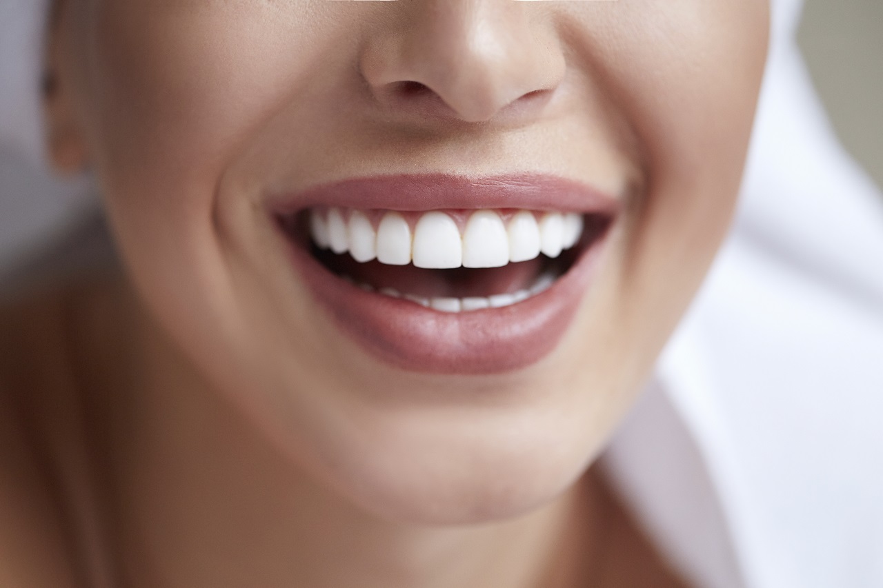 Skuteczne metody, które poprawią wygląd naszych zębów