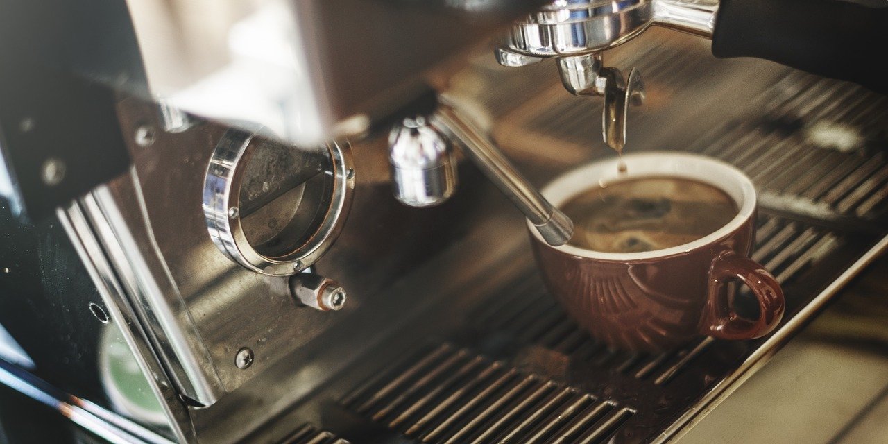 Parzenie kawy w ekspresie – o czym pamiętać?