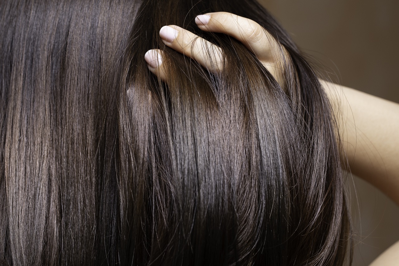 Jak zatroszczyć się o suche i zniszczone włosy?