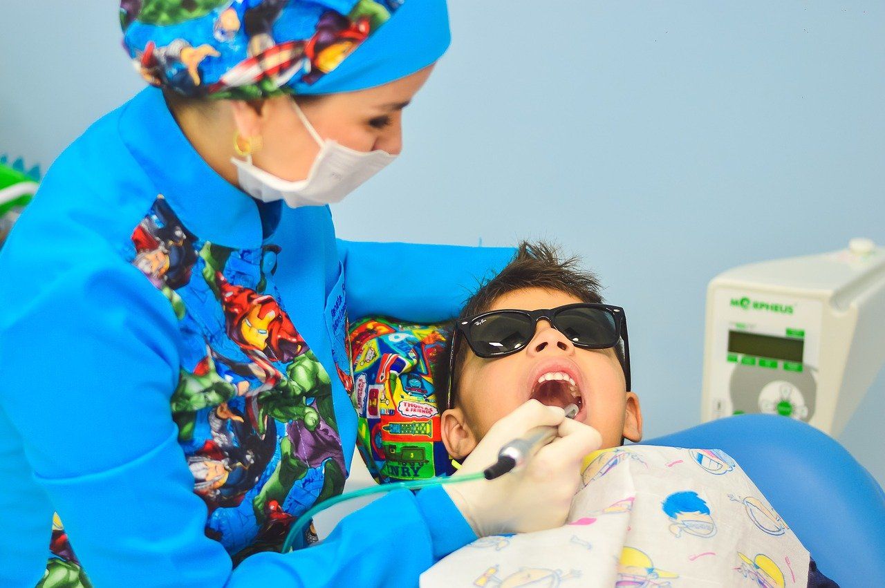 Leczenie zębów u dzieci – jakie rozwiązania dla najmłodszych oferują gabinety stomatologiczne?