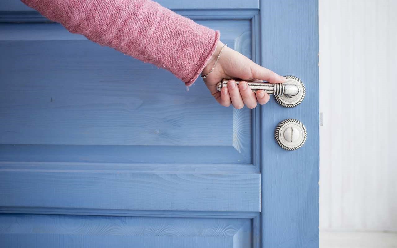 Estetycznie wykończone drzwi do mieszkania – jakimi sposobami można to zrobić