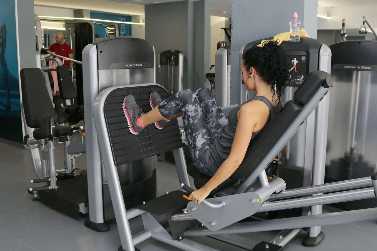 Trening na siłowni – jak dobrać odpowiednie legginsy do ćwiczeń?