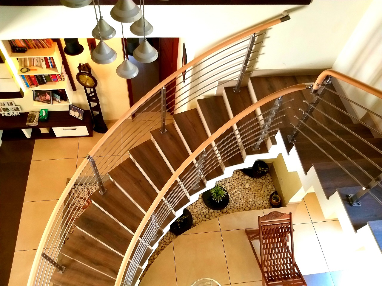 Remont mieszkania – jakich surowców najlepiej użyć do wykonania schodów?