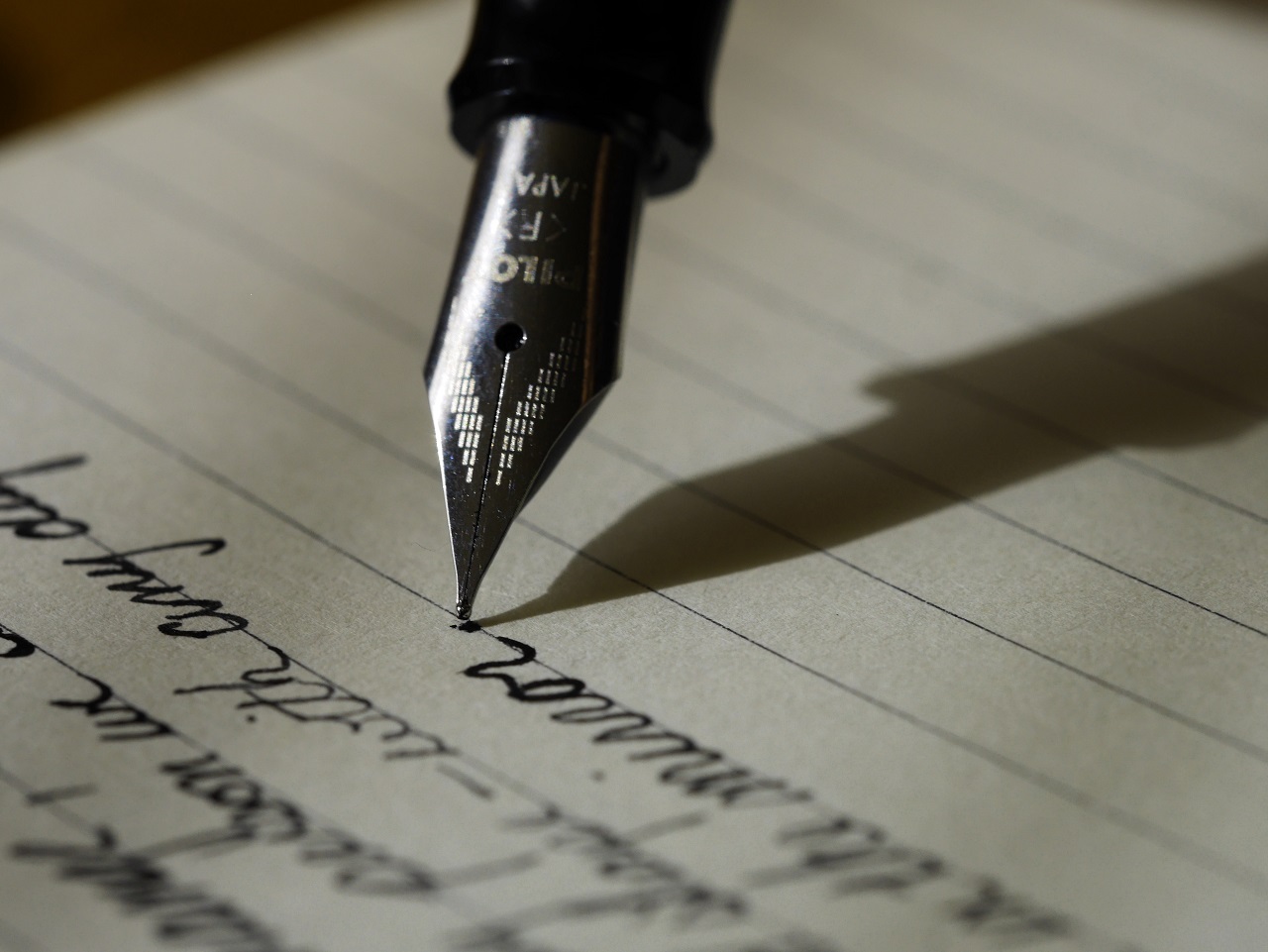 Pióro czy długopis – co lepiej wybrać do codziennego użytku?