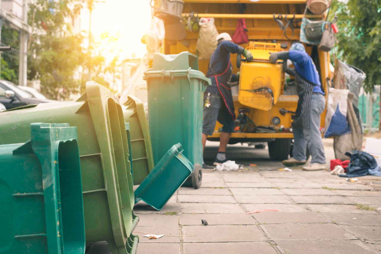 Usługa odbioru odpadów – jakie kwestie szczególnie obejmuje