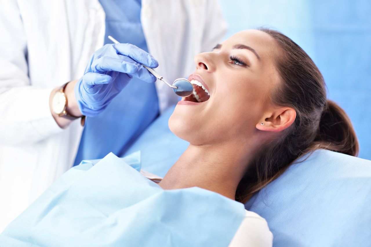 Jakie rodzaje zabiegów oferuje stomatolog?