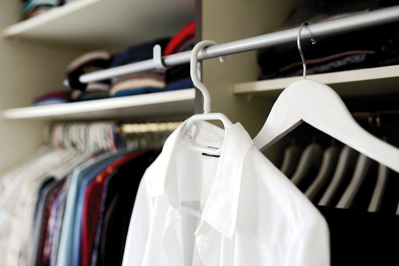 Męska garderoba – jakie uniwersalne ubrania powinny się w niej znajdować?